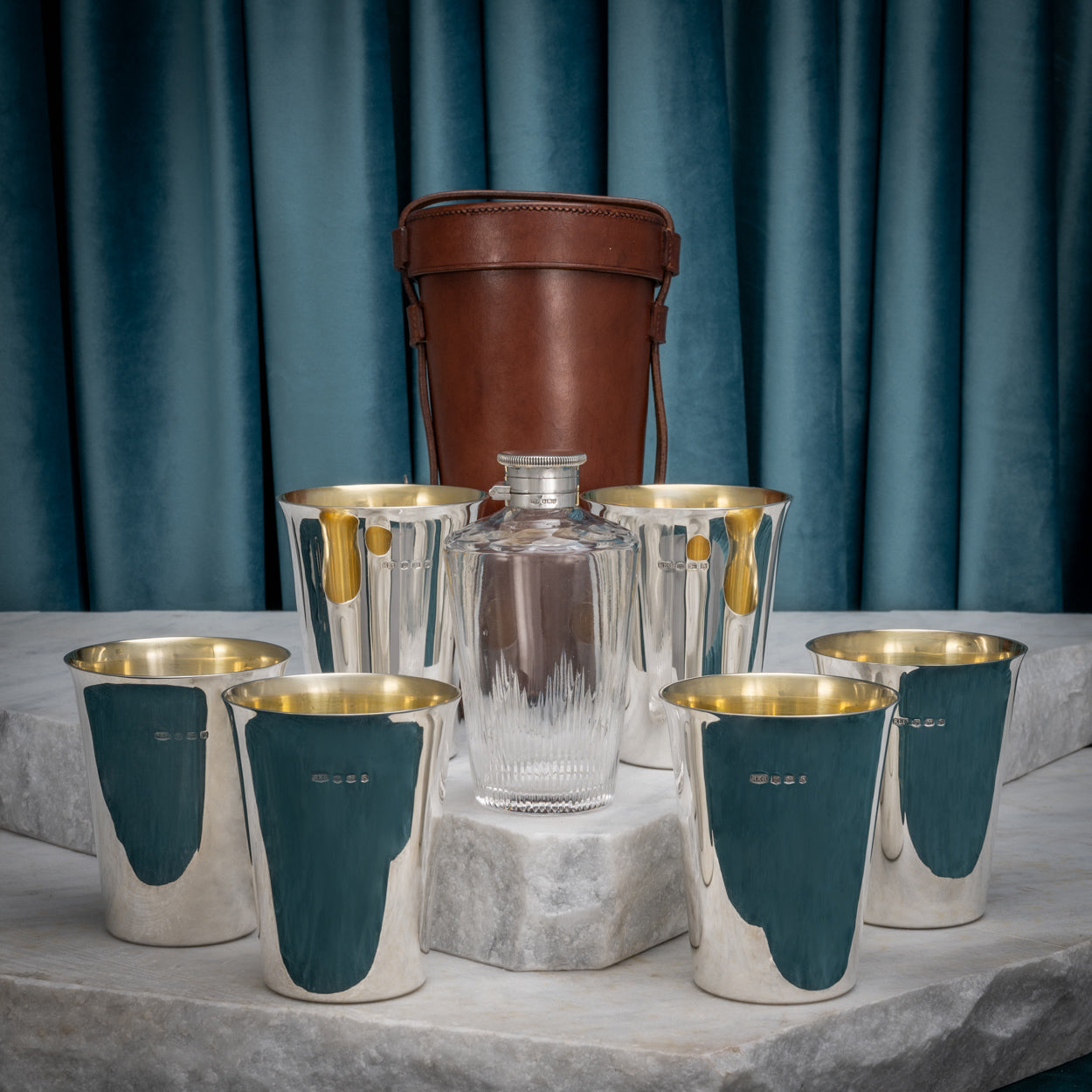 Beaker with leather lining