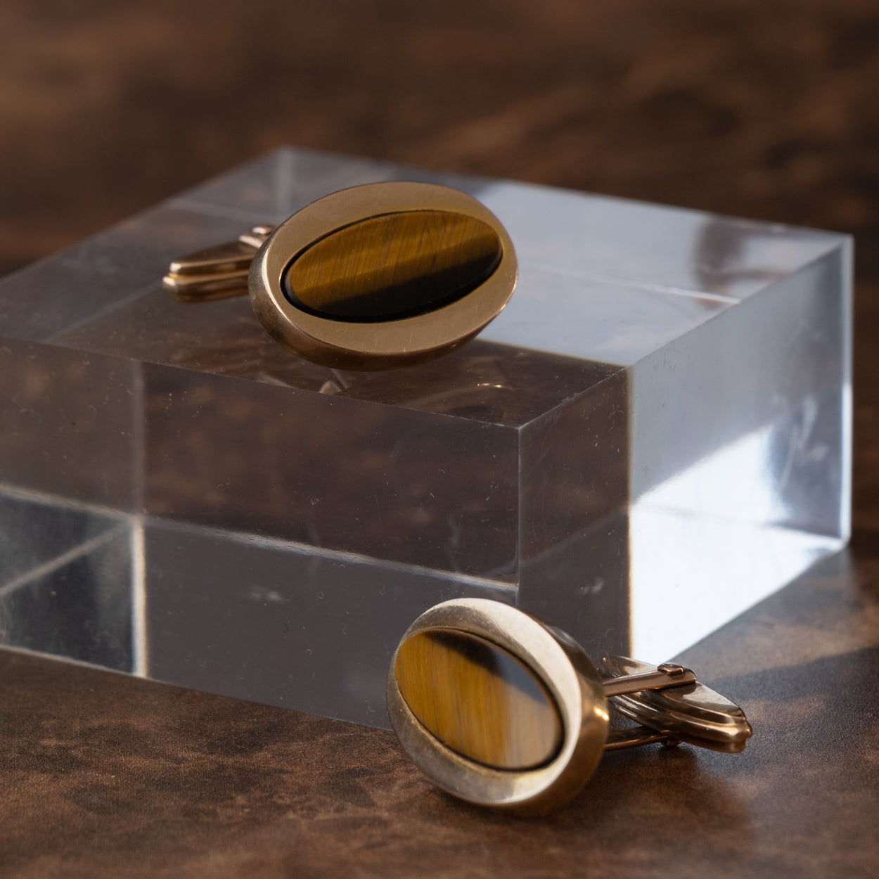 Boutons De Manchette Vintage En Or Tiger Eye – Marqués D'un S Dans Un Bouclier à 5 Côtés, Années 1960