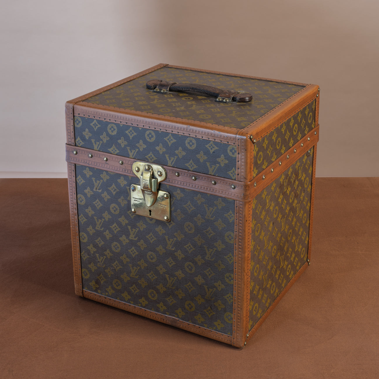 Vintage Louis Vuitton hat box  Vintage louis vuitton, Luis